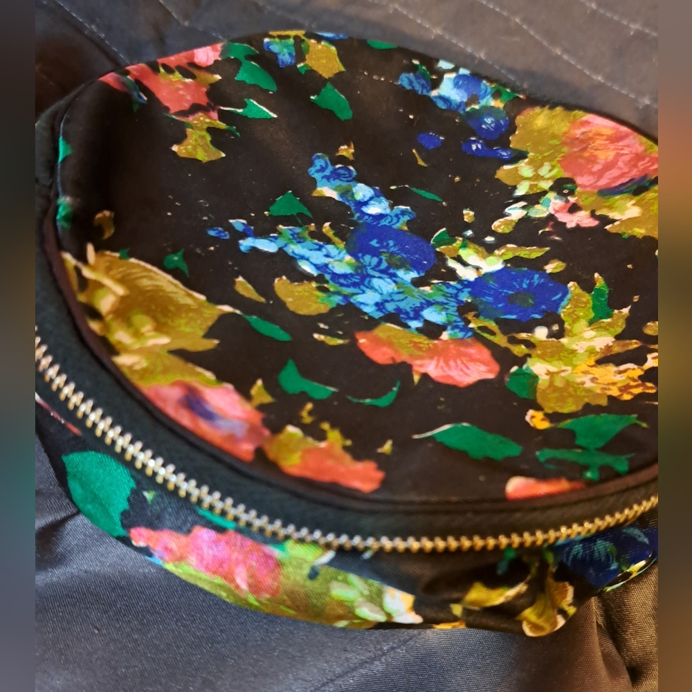 Vintage floral travel jewelry box/makeup case.